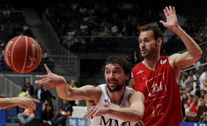 Llull busca el pase ante Llompart