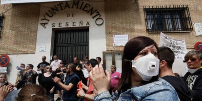 Protesta vecinal frente al Ayuntamiento de Seseña.