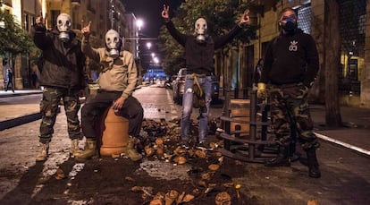 Varios manifestantes posan en el centro de Beirut en la madrugada del lunes durante los violentos enfrentamientos que hubo con las fuerzas de seguridad libanesas.