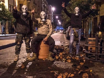 Varios manifestantes posan en el centro de Beirut en la madrugada del lunes durante los violentos enfrentamientos que hubo con las fuerzas de seguridad libanesas.