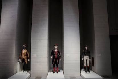 Trajes de palafrenero en la exposición 'En movimiento', en la Galería de las Colecciones Reales.