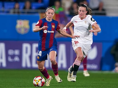 Aitana Bonmatí y Maria Perez durante el partido de esta noche.