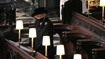 Elizabeth II durante o funeral de seu marido, Philip de Edimburgo, em 17 de abril, na Capela de Saint George.