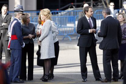 Esperanza Aguirre conversa antes del desfile de la Fiesta Nacional con Carme Chacón y el JEMAD mientras Rodríguez Zapatero lo hace con Ruiz-Gallardón.