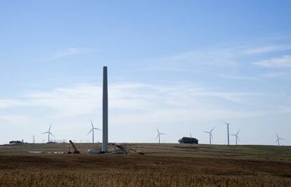 Un molino de viento en construcción en Flores (Uruguay).