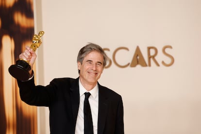 Walter Salles holds the first Oscar awarded to a Brazilian film, on March 3 at the Dolby Theater in Los Angeles. 