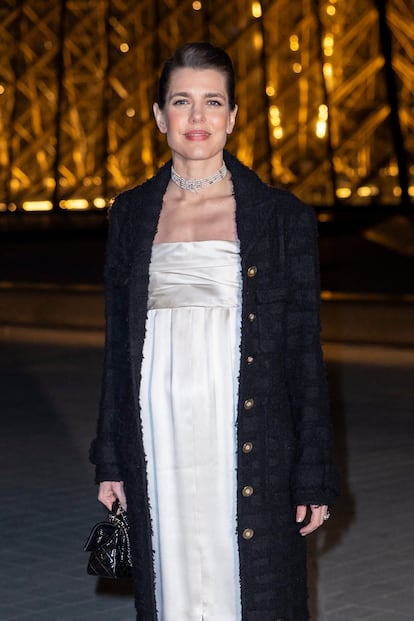 También ha habido presencia real en la Gran Cena del Louvre. Carlota Casiraghi, hija de la princesa Carolina de Mónaco, ha vuelto a ser fiel a Chanel, firma de la que es embajadora oficial.