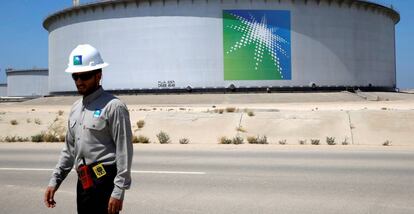 Un trabajador de Saudi Aramco, frente a una planta de la empresa, en Arabia Saudí.