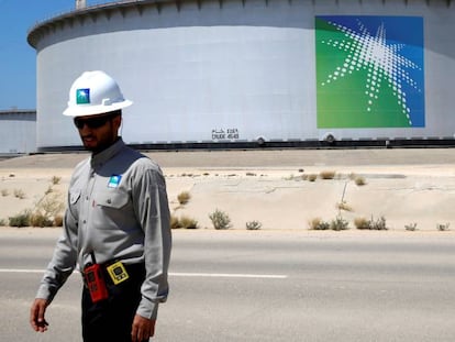 Un trabajador de Saudi Aramco, frente a una planta de la empresa, en Arabia Saudí.