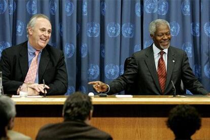 Mark Malloch Brown bromea con Kofi Annan durante la rueda de prensa en la que se ha anunciado su nombramiento.