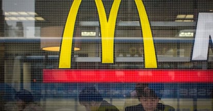 Gente comiendo en un establecimiento de la cadena McDonals&acute;s en Tokio. &nbsp;