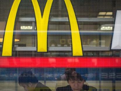 Gente comiendo en un establecimiento de la cadena McDonals´s en Tokio.  