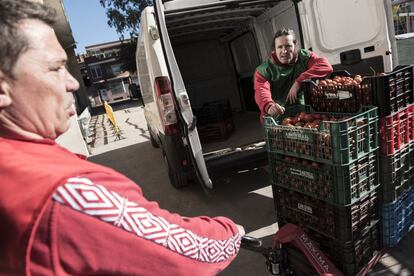 Gran parte de las donaciones a comedores y entidades sociales no incluyen productos frescos debido a la falta de infraestructuras para almacenarlos en buenas condiciones. La falta de acceso a una alimentación saludable en personas en situación de vulnerabilidad puede revertirse al dar una segunda salida a los excedentes despilfarrados durante la fase de producción.