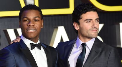 Oscar Issac (d) y John Boyega en el estreno de la saga.