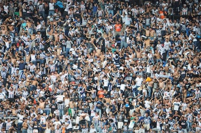 Afici&oacute;n de los Rayados de Monterrey durante un partido contra el Am&eacute;rica en el estadio Azteca hace unos meses. 