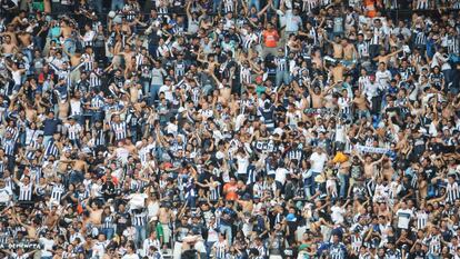 A torcida do Rayados de Monterrey durante uma partida contra o América no estádio Azteca há alguns meses.