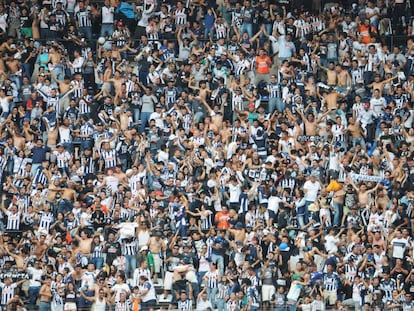 Afici&oacute;n de los Rayados de Monterrey durante un partido contra el Am&eacute;rica en el estadio Azteca hace unos meses. 