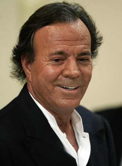 Julio Iglesias ha hecho un repaso de algunas de sus más conocidas interpretaciones durante una presentación benéfica que ofreció en la sede de Gobierno de República Dominicana, país en el que tiene una casa y al que se ha referido como uno al que quiere con todas sus fuerzas. Acompañado de cinco músicos y tres coristas, Iglesias ha hecho gala de su larga trayectoria en los escenarios. "Acabo de cumplir 65 años, pero en el escenario pierdo 20", ha declarado el madrileño de amplia sonrisa. Además, ha reiterado una y otra vez su amor por la nación caribeña, y dirigiéndose al jefe de Estado dominicano, Leonel Fernández, exclamó: "Qué bueno es ser presidente de un país bendito".