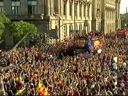 La plantilla azulgrana recorre las calles de Barcelona ante miles de aficionados eufóricos