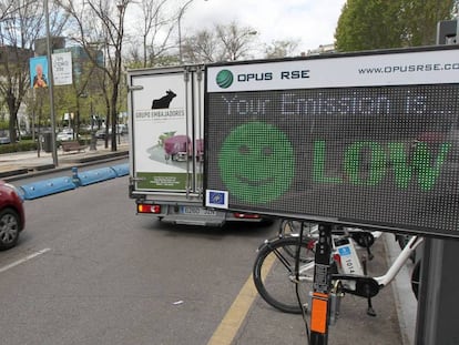 Dispositivo de medición de contaminación instalado en Madrid.