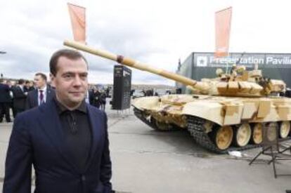 El primer ministro ruso, Dmitri Medvédev, ayer  durante una visita a la Exposición de Armas de Rusia 2013.