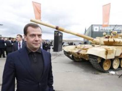 El primer ministro ruso, Dmitri Medvédev, ayer durante una visita a la Exposición de Armas de Rusia 2013.