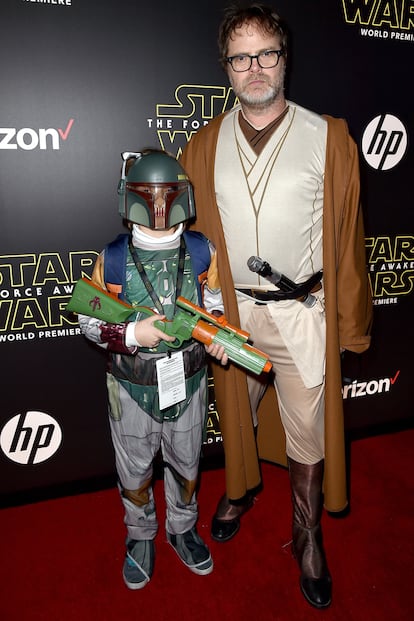 Rainn Wilson se disfraza de caballero Jedi y acompaña a su hijo Walter, también disfrazado para la ocasión.