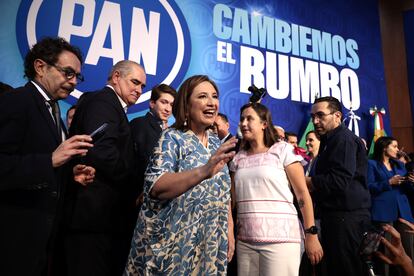 Xóchitl Gálvez con integrantes del Frente Amplio de la oposición, este miércoles.