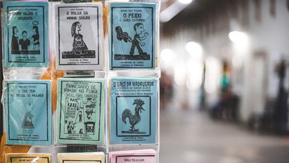 Algunos de los folletos colgados en las calles de Recife.