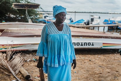 Fatoumata Sau tiene 49 años. Hace más de 15 años, se produjo una situación que la marcaría el resto de su vida: “Mi hermano decidió marcharse de casa una noche de verano. Vivíamos con toda la familia en una casa cerca del Delta. En un principio, creímos que había salido a buscar trabajo, 
pero tras cinco días, empezamos a preocuparnos. A través de amigos suyos, supimos que días atrás había salido en un bote junto a otras 100 personas. Más tarde, supimos que tras un tiempo a la deriva, tuvieron problemas con los motores y decidieron volver a Saint Louis (unos 250 kilómetros al norte de Dakar). Tras aquello, mi hermano no quería volver a casa. Pude convencerle para que lo hiciera, aunque para él el viaje fallido a Europa supuso una gran decepción y mentalmente le costó recuperarse”, explica la mujer, retratada en una playa de Ndangane. 