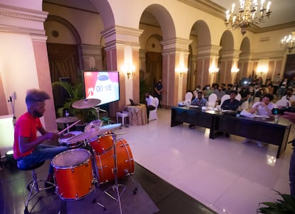 El baterista Hector Randy durante su participación en la competencia de percusión parte de la XIX Edición del Festival Internacional del Tambor, en uno de los salones del Hotel Nacional, en La Habana, Cuba.