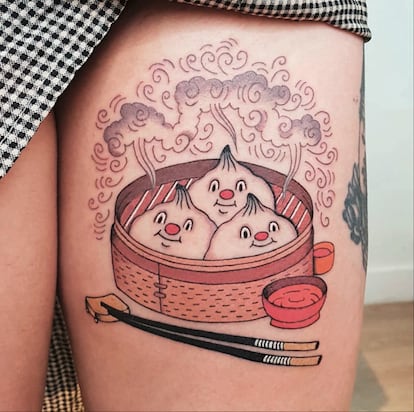 Rion es una de las tres artistas españolas que aparecen en el libro (junto a Sara Rosa y Super Roger). Esta tatuadora afincada en Barcelona crea imágenes caricaturescas de alimentos, animales y objetos antropomórficos que son adorables y siniestros a partes iguales o, como dice ella: "Estupideces".