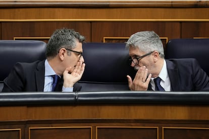 Los ministros de la Presidencia, Félix Bolaños, a la izquierda, e Interior, Fernando Grande Marlaska, hablan durante el pleno de esta semana en el Congreso.