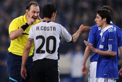 El árbitro Jonas Eriksson llama la atención a Ricardo Costa y a Escudero durante el partido entre el Schalke y el Valencia.