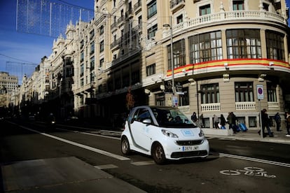 Un coche de Car2go circula por la Gran Vía, ayer.