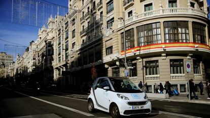 Un coche de Car2go circula por la Gran Vía, ayer. 