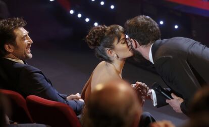 La actriz madrileña Penelope Cruz besa al actor y presentador Daniel Rovira ante la presencia de Javier Bardem, en un momento de la gala.