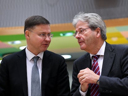 El vicepresidente de la Comisión Europea, Valdis Dombrovskis (izquierda), habla con el comisario de Economía, Paolo Gentiloni.