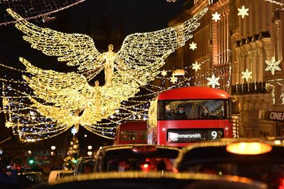 Alumbrado navideño en Piccadilly Circus, en Londres (Reino Unido), el 12 de diciembre.