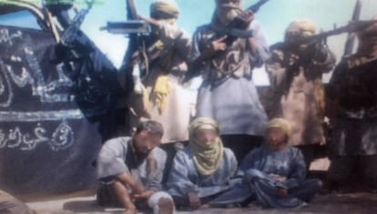 Imagen del vídeo que muestra a los dos cooperantes españoles Enric Gonyalons y Ainhoa Fernández de Rincón, y la italiana Rosella Urssu, secuestrados en Argelia.