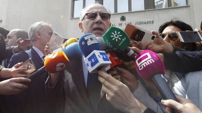 El exvicepresidente del Gobierno Rodrigo Rato habla con los medios este jueves tras abanfonar la Corte d Instrucción, en Madrid. 