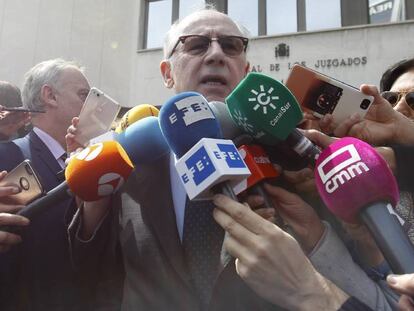 El exvicepresidente del Gobierno Rodrigo Rato habla con los medios este jueves tras abanfonar la Corte d Instrucción, en Madrid. 