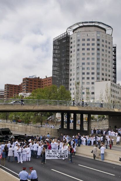 Las protestas del personal sanitario cortaron el tráfico en varias vías de Cataluña.