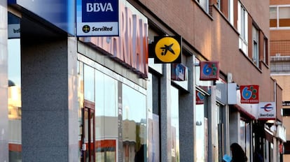 Varias sucursales de diferentes bancos en una calle de Sanchinarro, en Madrid.