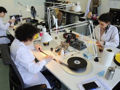 Empleadas trabajando en el Centro de Conservación y Restauración de la Filmoteca Española en 2019.