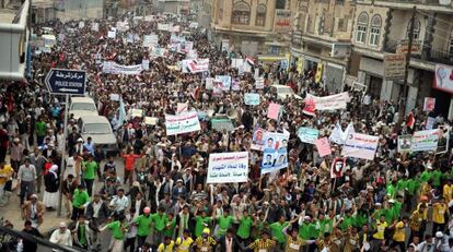 Miles de manifestantes marchan en contra del acuerdo del Golfo que concede inmunidad al presidente Saleh, en Saná.