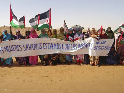 Protesta de mujeres saharauis ante la sede de ACNUR en Rabuni, Argelia.