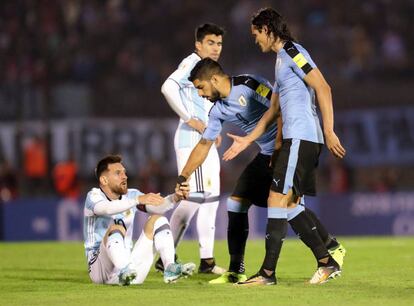 Su&aacute;rez y Cavani ofrecen su ayuda a Messi tras una falta.