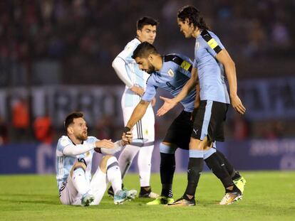 Su&aacute;rez y Cavani ofrecen su ayuda a Messi tras una falta.