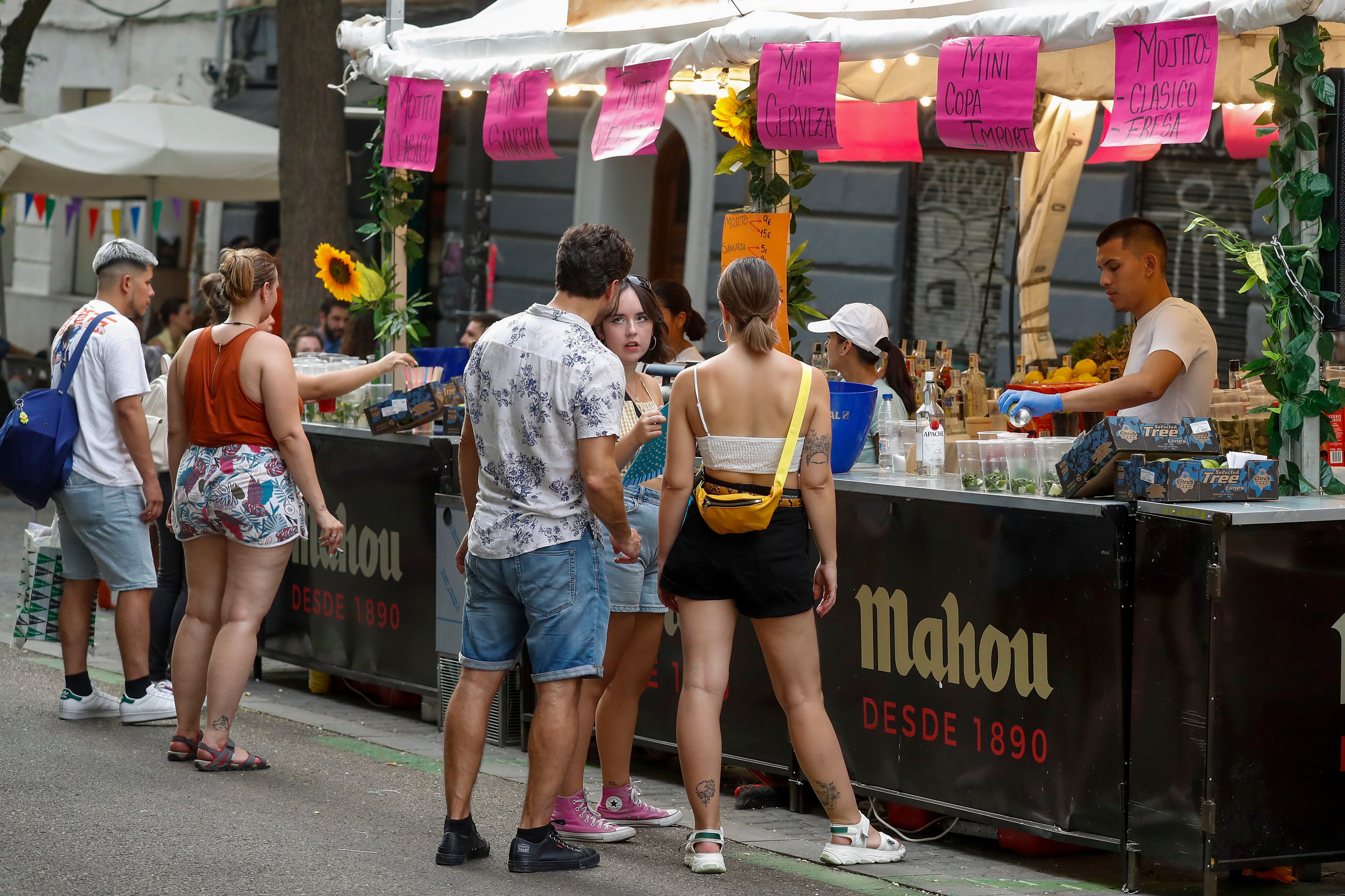 Varias personas el miércoles 9 de agosto de 2023 en el recinto donde se celebran las Fiestas de San Lorenzo, en Madrid.